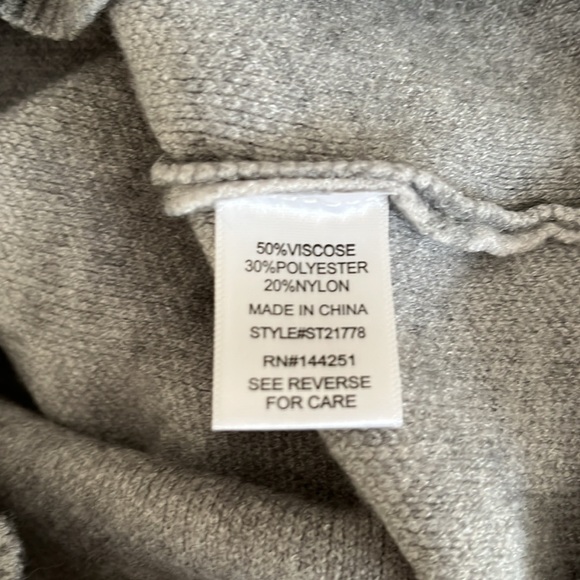 Sincerely Jules cropped sweater. - Picture 5 of 5